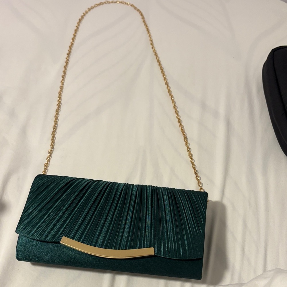 Elegant Green Clutch with Gold Chain - Picture 2 of 6